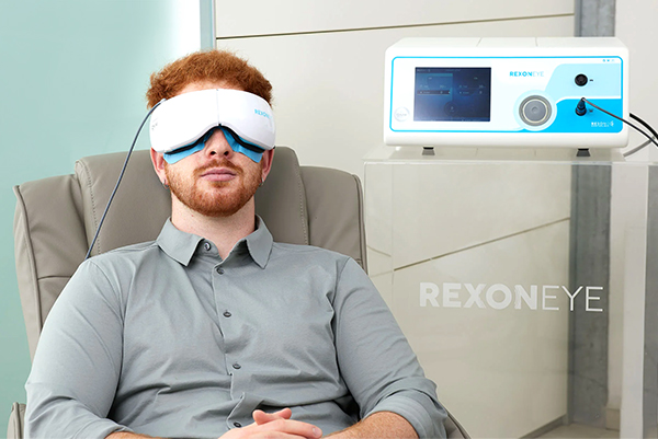 قناع العين ووحدة التحكم الخاصان بجهاز Rexon-Eye المستخدم في علاج جفاف العين